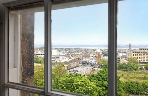 Leith Apartamento | JOIVY Eclectic & Design Led 3Br Apt Near Edinburgh Castle