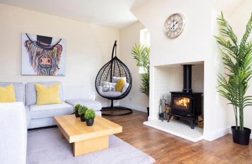 Kelty Apartamento | JOIVY Greenknowes Cottage with Hot Tub & Fireplace