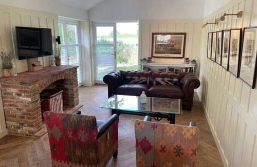 Maldon Cabaña | JOIVY Osea Island: Blissful Cottage
