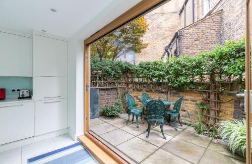 Shepherd's Bush Apartamento | JOIVY Stunning 3 bed, 2 bath house with garden and rooftop terrace