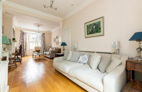Shepherd's Bush Apartamento | JOIVY Stunning 3 bed, 2 bath house with garden and rooftop terrace