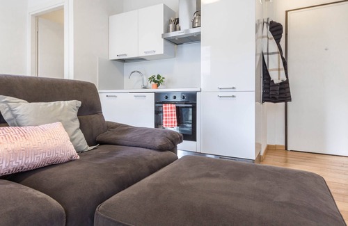 Centro Direzionale Apartamento | JOIVY Superb Flat For 4 W/Balcony Near Milano Centrale