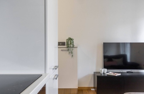 Centro Direzionale Apartamento | JOIVY Superb Flat For 4 W/Balcony Near Milano Centrale