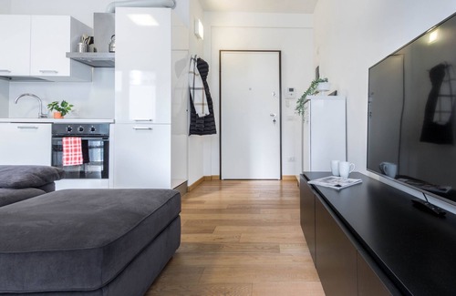 Centro Direzionale Apartamento | JOIVY Superb Flat For 4 W/Balcony Near Milano Centrale