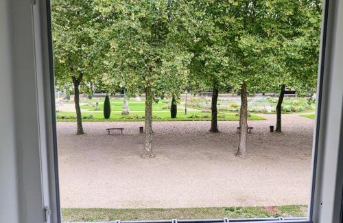 Lisieux Apartamento | JOLI MANSARDÉ au Calme - Le Jardin de l'Evêché a votre Fenêtre