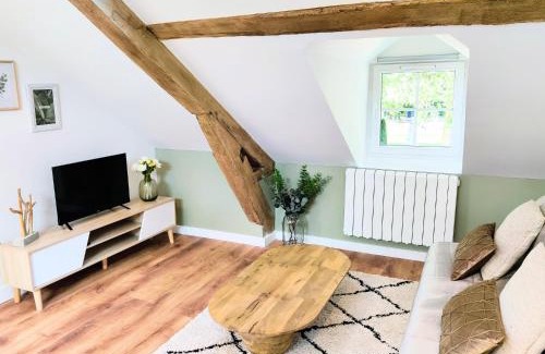 Lisieux Apartamento | JOLI MANSARDÉ au Calme - Le Jardin de l'Evêché a votre Fenêtre