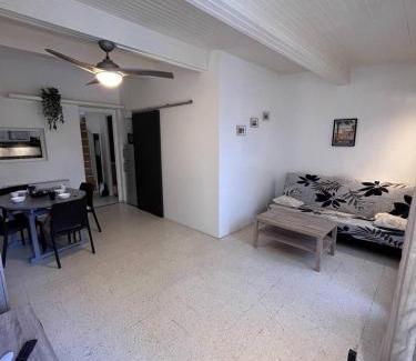 Mediterranee Apartamento | Joli studio cabine en face de la Mer wifi et terrasse 4AJOU148