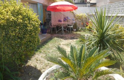 Meze Apartamento | Joli studio clim au calme jardin 200 m plages