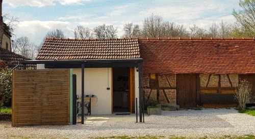 Saint-Germain-du-Bois Casa | Joli studio à la ferme avec patio couvert