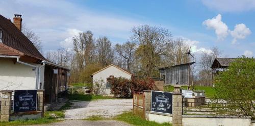 Saint-Germain-du-Bois Casa | Joli studio à la ferme avec patio couvert