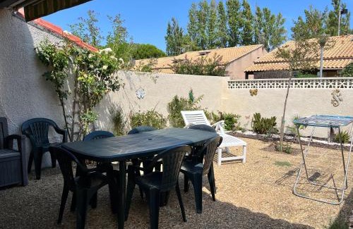Portiragnes-Plage Villa | Jolie maison d'angle, pour 4 couchages, terrasse, résidence piscine commune à 400m plage de PORTIRAGNES PLAGE LRJP134