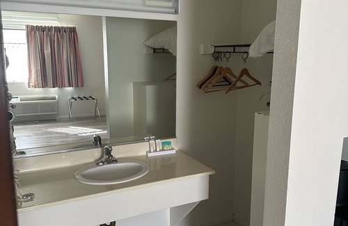 Marina del Rey Hotel | Jolly Roger Hotel