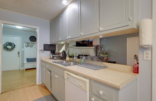 Jonesboro Casa | Jonesboro Home w/ Screened-In Porch & Fire Pit!