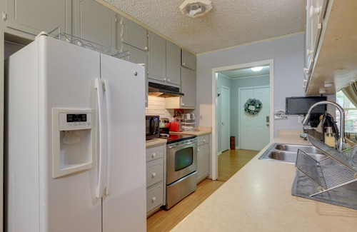 Jonesboro Casa | Jonesboro Home w/ Screened-In Porch & Fire Pit!