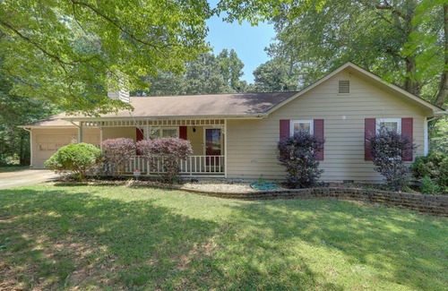 Jonesboro Casa | Jonesboro Home w/ Screened-In Porch & Fire Pit!
