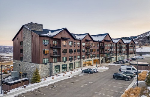 Park City Casa | Jordanelle Sunrise Modern Condo Gondola Access Year-round Outdoor Fun