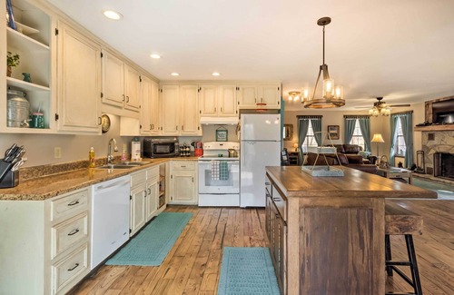 Franklin Casa | 'Joshua’s Lodge' w/ Hot Tub + Mountain Views!
