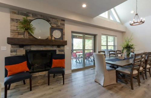 Table Rock Casa | Journey's Remedy -Lake View Sleeps 30