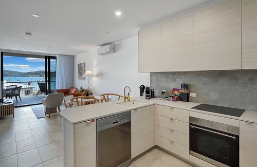 Batemans Bay Apartamento | Joy at Ohana: Balcony & Pool Overlooking the Bay