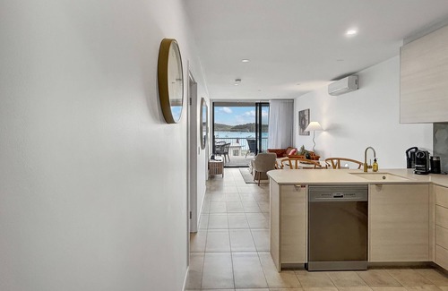 Batemans Bay Apartamento | Joy at Ohana: Balcony & Pool Overlooking the Bay