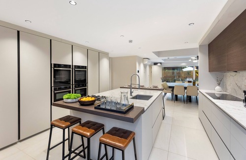 Whitstable Casa | Joy Lane Mansion—Luxe Stay, Poolside Fun & Comfort
