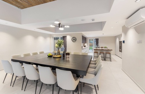 Whitstable Casa | Joy Lane Mansion—Luxe Stay, Poolside Fun & Comfort