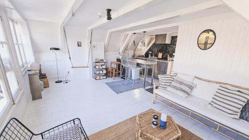 Grachtengordel-West Apartamento | JoyJoyJoy the Royalty ecolicous design house in a historic Canalhouse from 1618 with 2 bedrooms with top floor views over the canals