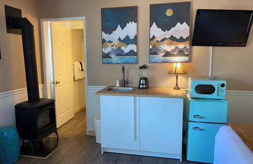 Mammoth Lakes Cama Y Desayuno | Jr King Suite, No cleaning fee, Hot Breakfast