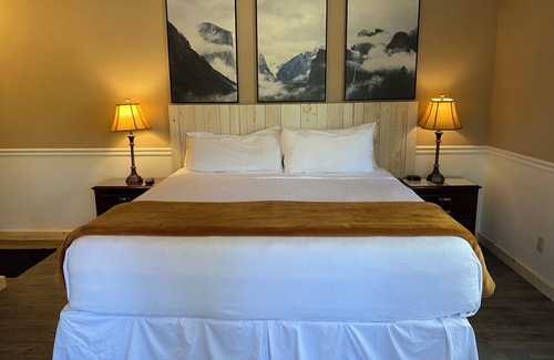 Mammoth Lakes Cama Y Desayuno | Jr King Suite, No cleaning fee, Hot Breakfast