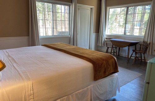 Mammoth Lakes Cama Y Desayuno | Jr King Suite, No cleaning fee, Hot Breakfast