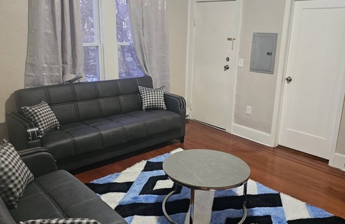 Weequahic Apartamento | Judees' Comfort 2 Spacious 2-bedroom apartment available in charming Newark, NJ.