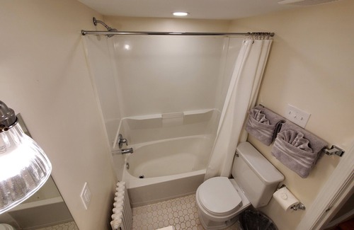 Germantown Casa | Juju's Master bedroom suite in a Villa