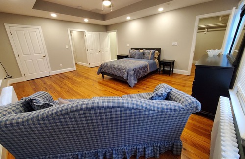 Germantown Casa | Juju's Master bedroom suite in a Villa