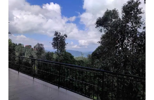 Shoghi Apartamento | Jujurana-Spacious 2BHK:Valley Views, Balcony, Wifi