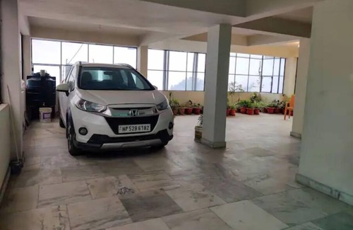 Shoghi Apartamento | Jujurana-Spacious 2BHK:Valley Views, Balcony, Wifi