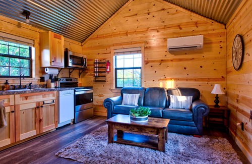 Austin Cabina | Julie's Cabins Luxury Retreat 1