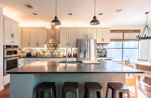 West Oak Hill Casa | July-Aug ‘25 Available pet-friendly family home!