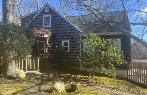 Cutchogue Casa | July-Oct: 3 bm charming Waterfront Artist Cottage for Rent In North Fork, NY