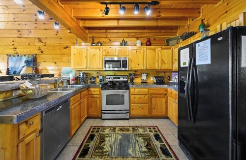 Sevierville Cabina | July specials! Mt Views, Hot Tub, local pool, recr
