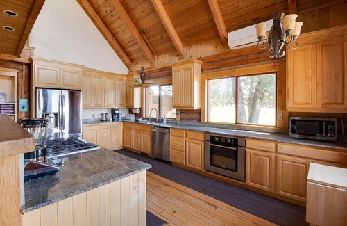 Sisters Casa | Jumping Juniper Ranch sleeps 12, private pool, sauna, disc golf, mountain views