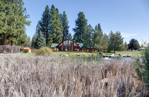 Sisters Casa | Jumping Juniper Ranch sleeps 12, private pool, sauna, disc golf, mountain views