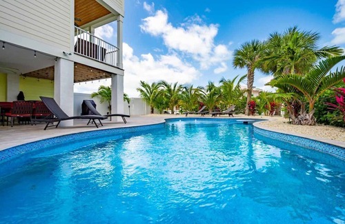 Marathon Villa | ¡Nuevo 4/3, frente al canal, muelle privado, playa del vecindario, jacuzzi, kayak y más!