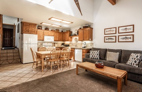 June Lake Condominio | Aspen Meadows tiene una ubicación central en June Lake Loop.