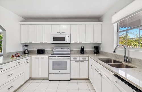 Providenciales Cabaña | June Plum Hideaway Cottage in Grace Bay, Provo, TCI