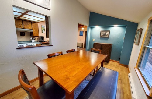 North Douglas Cabina | Juneau Cabin near Eaglecrest & Trails