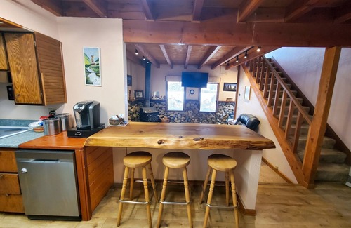 North Douglas Cabina | Juneau Cabin near Eaglecrest & Trails