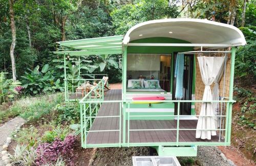Savegre Casa | Jungle Bus, 5 min drive to PlayaLinda, 15 to Dominical, Wifi Starlink