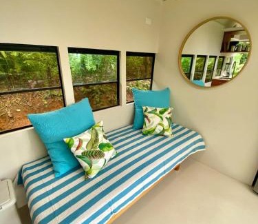 Savegre Casa | Jungle Bus, 5 min drive to PlayaLinda, 15 to Dominical, Wifi Starlink