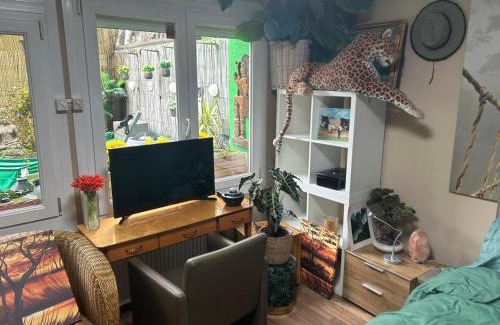 Hellebeekberg Cama Y Desayuno | Jungle Magic Room near Atomium , Heyzel Stadium