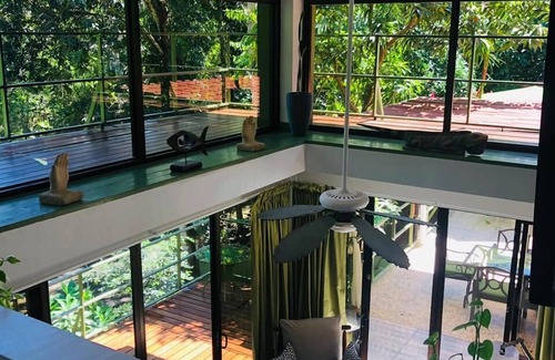 Manuel Antonio Casa | Jungle Roost, una casa de 4 pisos bellamente decorada cerca de la playa